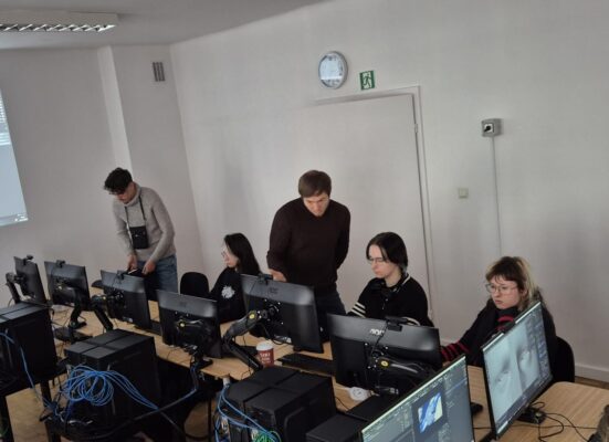 Wykładowca robi korekty prac studentom z grafiki 3d i Unreal dla mini gier .