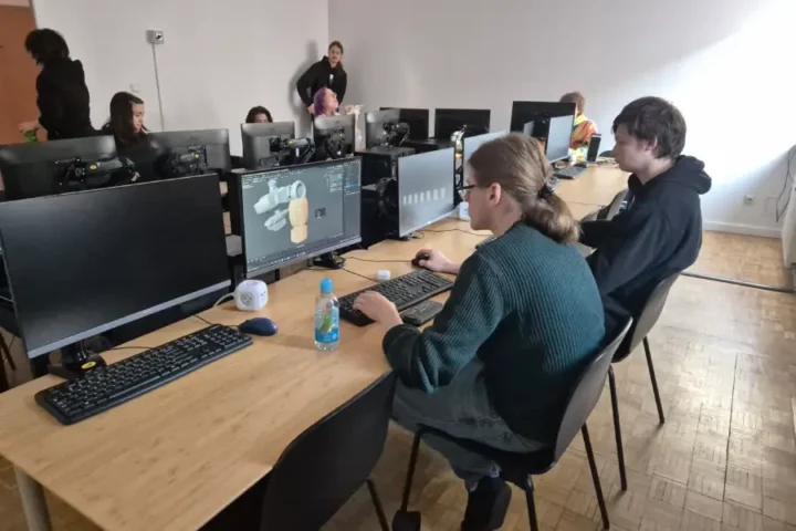Strudenci grafiki 3d pracują przy komputerach