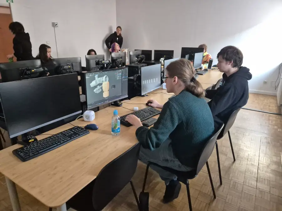 Strudenci grafiki 3d pracują przy komputerach